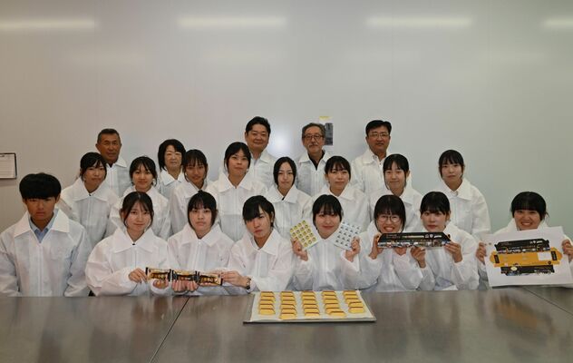 宇都宮白楊高の生徒と教員、若山商店の関係者ら