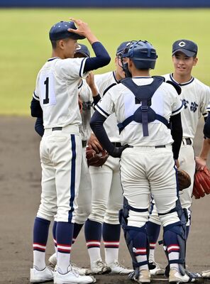 １回、１死満塁のピンチでマウンドに集まる宇商の山崎（左）ら＝前橋市の上毛新聞敷島球場