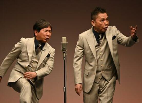 　漫才を披露する「爆笑問題」の田中裕二（左）と太田光＝東京都内