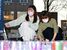 宇都宮大で開かれた追悼の催しで準備をする村上さん（左）と岩舘さん＝11日午後、宇都宮市峰町