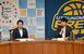 記者会見する栃木ブレックスの藤本社長（右）と佐藤宇都宮市長＝１日午後、同市役所