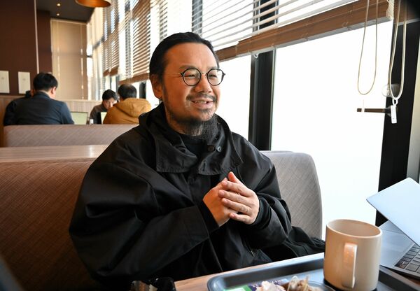 しもつかれの魅力を語るしもつかれブランド会議の青柳代表＝栃木市