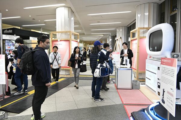 ろう者への理解を深める体験などができるデフリンピックスクエア＝14日午後、東京都渋谷区