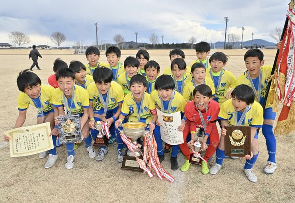 ２連覇を果たし、笑顔を見せる栃木ＳＣ　Ｕ１２（宇河）の選手たち＝真岡市の真岡ハイトラ運動公園陸上競技場