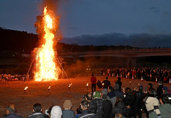 大勢の来場者が見つめる中、激しい炎が舞い上がった「どんと祭」＝12日午後４時55分、大田原市黒羽向町