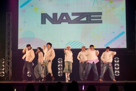 　パフォーマンスするボーイズグループ「ＮＡＺＥ」＝東京都江東区