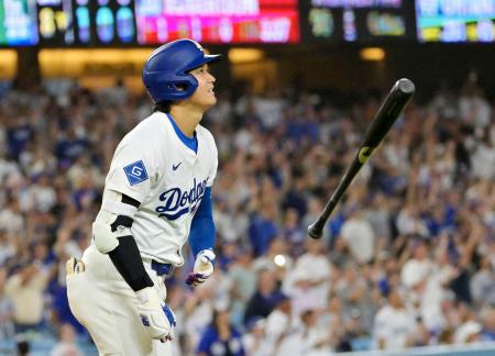 米大リーグのフィリーズ戦で50号ソロを放つドジャース・大谷翔平。50本塁打に2年連続で到達した=16日、ロサンゼルス(イマジンイメージズ・ロイター=共同)