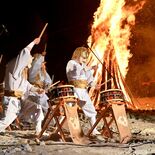 夜空に炎高々　那須・史跡殺生石で御神火祭　無病息災など願う