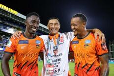 ビズメイツ、アンコールタイガーFC監督・安永聡太郎氏とスポンサー契約を…