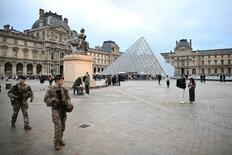 仏ルーブル、盗難被害１５４億円
