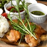 ジューシーな鶏ももを３種のソースで　チキン チキン チキン　CHAD’…