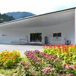 心に響く温かな詩画　道の駅に登録の群馬・富弘美術館　夏の草花に草木湖、…