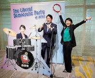 党大会会場に首相のフォトパネル