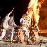 夜空に炎高々　那須・史跡殺生石で御神火祭　無病息災など願う