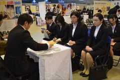 企業の説明に耳傾ける／宇都宮で就職ガイダンス