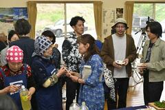 出品者と住民 芸術祭終え交流