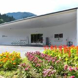 心に響く温かな詩画　道の駅に登録の群馬・富弘美術館　夏の草花に草木湖、カフェも