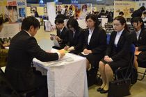 企業の説明に耳傾ける／宇都宮で就職ガイダンス
