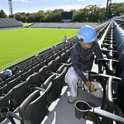 黒一色の観客席、ピッチの緑に映え グリスタ改修着々