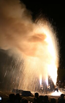 火柱を噴き上げる手筒花火＝１９日午後８時半、益子町益子