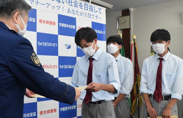 伊東毅署長から感謝状を受け取る（左から）菊地さん、永野さん、秋吉さん