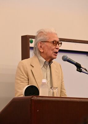 「新聞と私」と題して基調講演を行った五木さん＝24日午後、東京都内