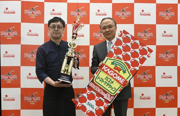 個性派ナポリタンリーグ日本代表のトロフィーを授与された入江さん（左）とカゴメの山口社長＝１日午後、東京都内