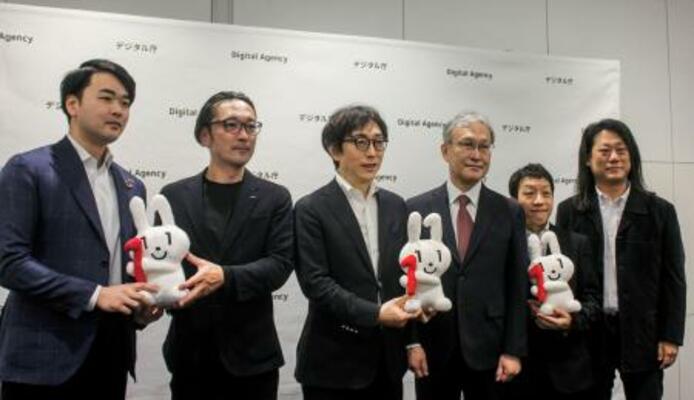 　デジタル在学証明の実証実験の報告会で、記念撮影する大学や企業の担当者ら＝１７日午後、東京都千代田区