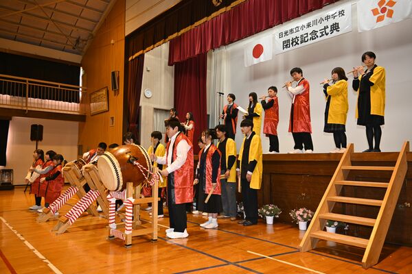 閉校記念イベントで、お囃子を披露する小来川小中の児童生徒たち