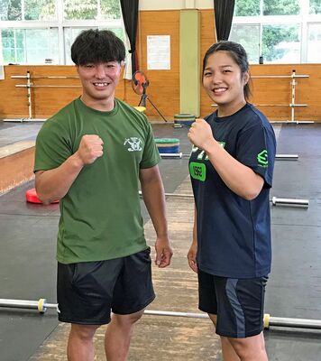 兄妹で国体舞台に挑む重量挙げ成年男子の山根大地（左）と同女子の緑＝９月、小山南高トレーニング場