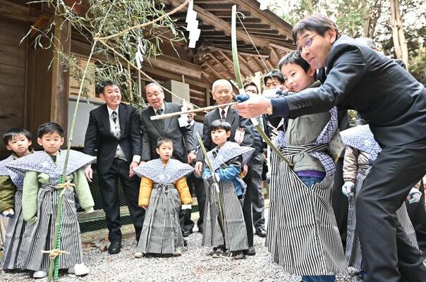 豊作などを祈願した日の出祭りの弓取り式
