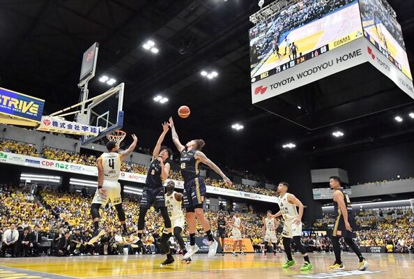大観衆が見守る中、ホーム開幕戦を戦う宇都宮ブレックスの選手ら＝７日午後、宇都宮市西川田４丁目