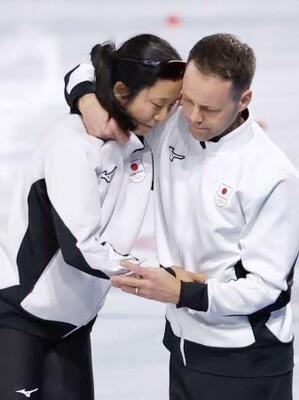 　ミラノ・コルティナ冬季五輪のスピードスケート女子１５００メートルで６位となり、ヨハン・デビット・コーチ（右）と抱き合う高木美帆＝２月、イタリア・ミラノ（共同）