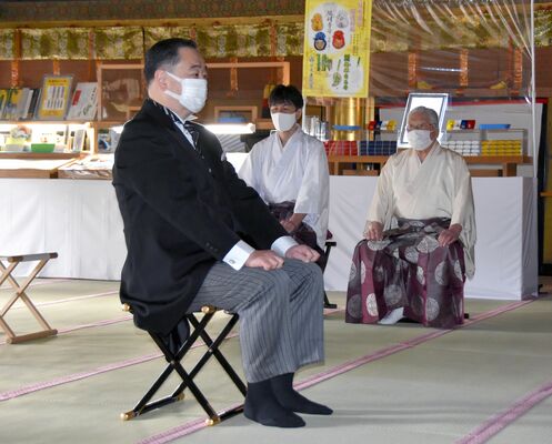 神前で祈りをささげる家広さん