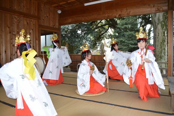 五行の舞を踊る児童