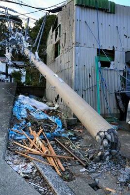 　突風により根元から折れた電柱＝６日午後４時５４分、静岡県牧之原市