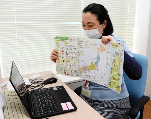 一時退院中で自宅で療養している小学生に、マンツーマンでオンライン授業をする院内学級の教師＝神戸市中央区港島南町１