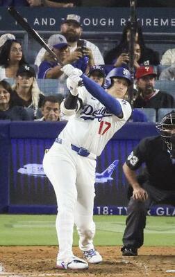 左投手の変化球をとらえ51号ソロを放つドジャース・大谷=9月、ロサンゼルス(共同)