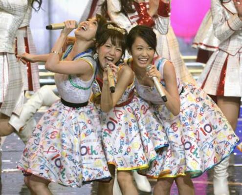 　ＡＫＢ４８が出場した第６６回ＮＨＫ紅白歌合戦で歌う（左から）大島優子さん、高橋みなみさん、前田敦子さん＝２０１５年１２月、東京都渋谷区のＮＨＫホール