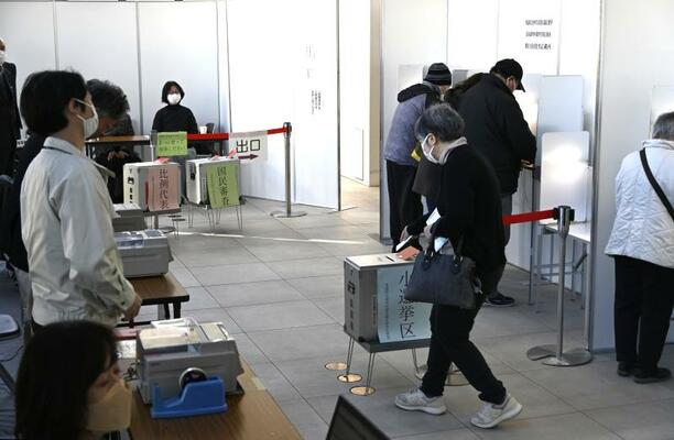 期日前投票で１票を投じる有権者。発送が遅れている入場券を持たずに来場する人もいた＝３日午前１０時４０分、鹿沼市役所