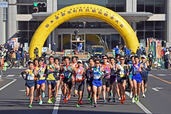県庁前を一斉にスタートする１区の「高校・一般男子」の選手たち＝29日午前10時、宇都宮市本町