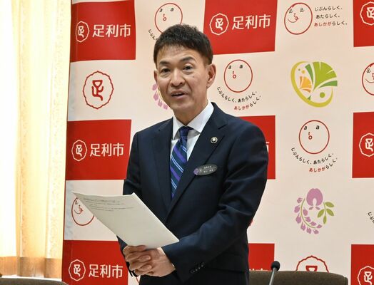 物価高騰対策事業について説明する早川市長