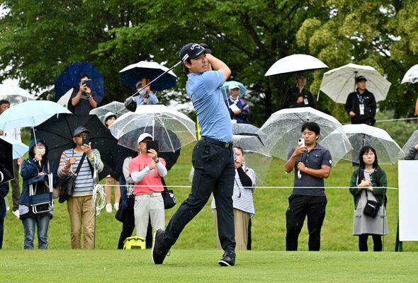 大勢のギャラリーが見詰める中、１番でティーショットを放つ石川遼＝22日午前10時、那須塩原市千本松