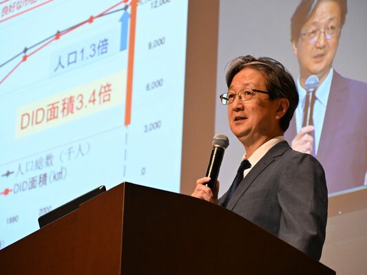 全国都市問題会議で報告する森本教授＝９日午後、ライトキューブ宇都宮