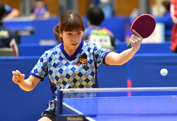 卓球成年女子１次リーグ　鈴木がバックハンドを決める＝鹿沼市のＴＫＣいちごアリーナ