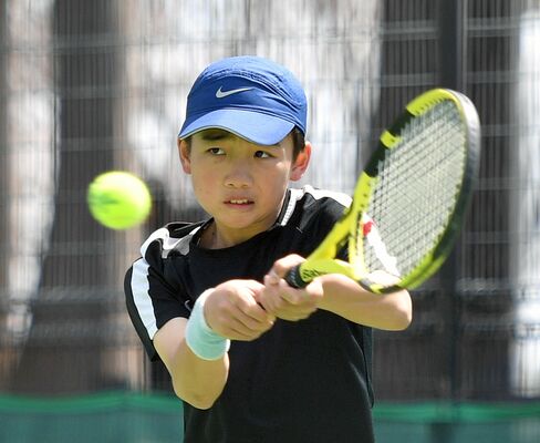 松元（下野細谷）－安生（姿川一）男子決勝第９ゲーム　松元がバックハンドを放つ＝県総合運動公園テニスコート
