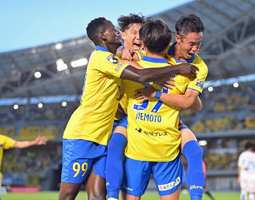 前半８分、先制ゴールを決めた栃木ＳＣのＦＷ根本の元に選手たちが駆け寄る＝カンセキスタジアムとちぎ