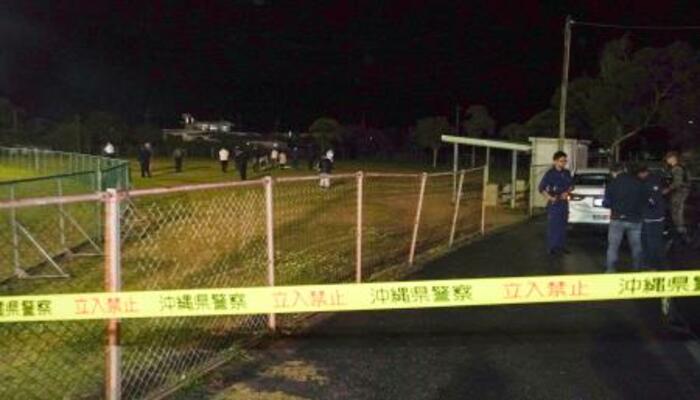 　米軍のヘリコプターが緊急着陸した野球場＝６日午後１１時３分、沖縄県名護市