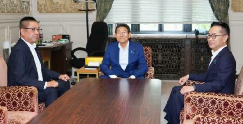 　会談に臨む（左から）日本維新の会の遠藤国対委員長、立憲民主党の笠国対委員長、国民民主党の古川国対委員長＝３０日午後、国会