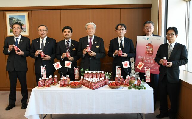 共同開発した飲料商品を福田知事（中央）にＰＲする関係者ら＝１日午後、県庁